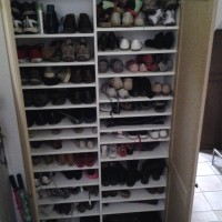 Quand les chaussures de 5 personnes ont leur place dans l'armoire sur mesures de l'entrée, c'est le pied!